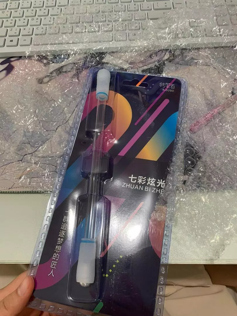 ปากกาควงมีไฟ แบบใส ในแพ็กเกจ ถือในมือ รีวิวจากลูกค้า ST0007