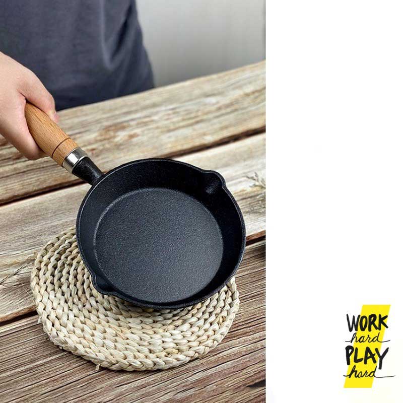 WHPH shop กระทะทอดไข่ดาว Sauce Pan 10/15cm กระทะเหล็กหล่อ ด้ามไม้จริง คุณภาพงานส่งออก ขายบน Amazon - Image 4