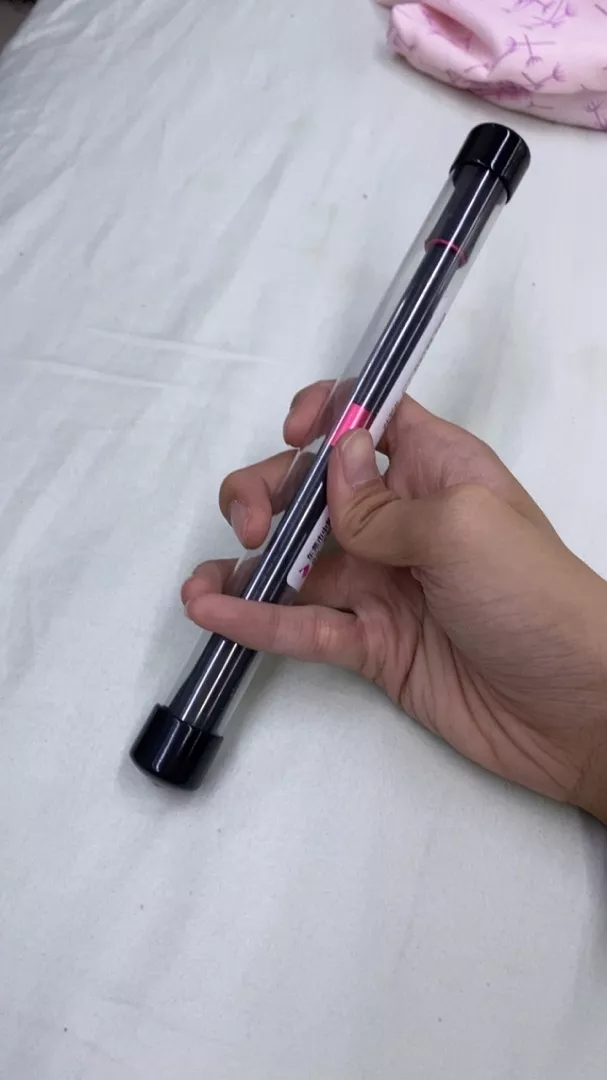 ปากกาควง หัวเหล็ก ในกระบอกใสพร้อมฉลาก ถือในมือ รีวิวจากลูกค้า ST0003