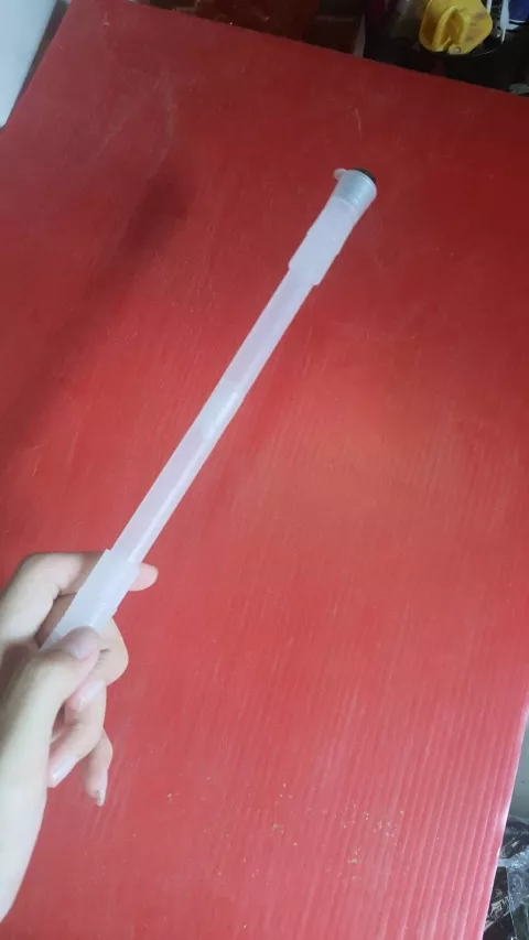ปากกาควงมีไฟ แถมกระบอก สีขาวขุ่น ถือในมือ รีวิวจากลูกค้า ST0042
