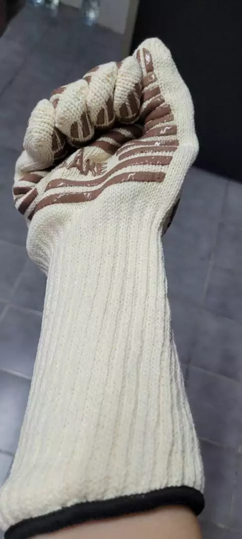 ถุงมือกันความร้อน สวมแล้วกำมือ เห็นความยืดหยุ่นของผ้า รูปจริงจากลูกค้า CK0029