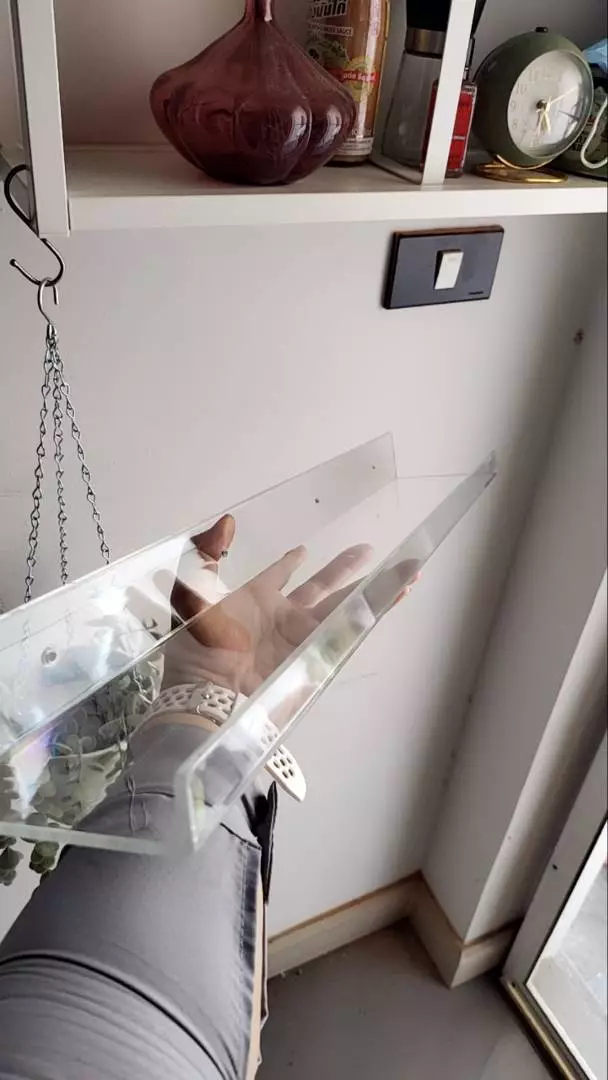 ชั้นวางของ acrylic ยาว 61 ซม. ถือในมือ เห็นความใสของเนื้ออะคริลิค รีวิวจากลูกค้า DC0025