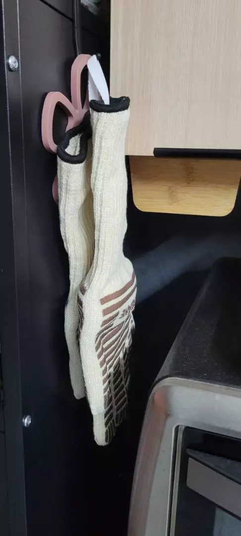 ถุงมือกันความร้อนแขวนข้างเตาอบในครัว รูปจริงจากลูกค้า CK0029