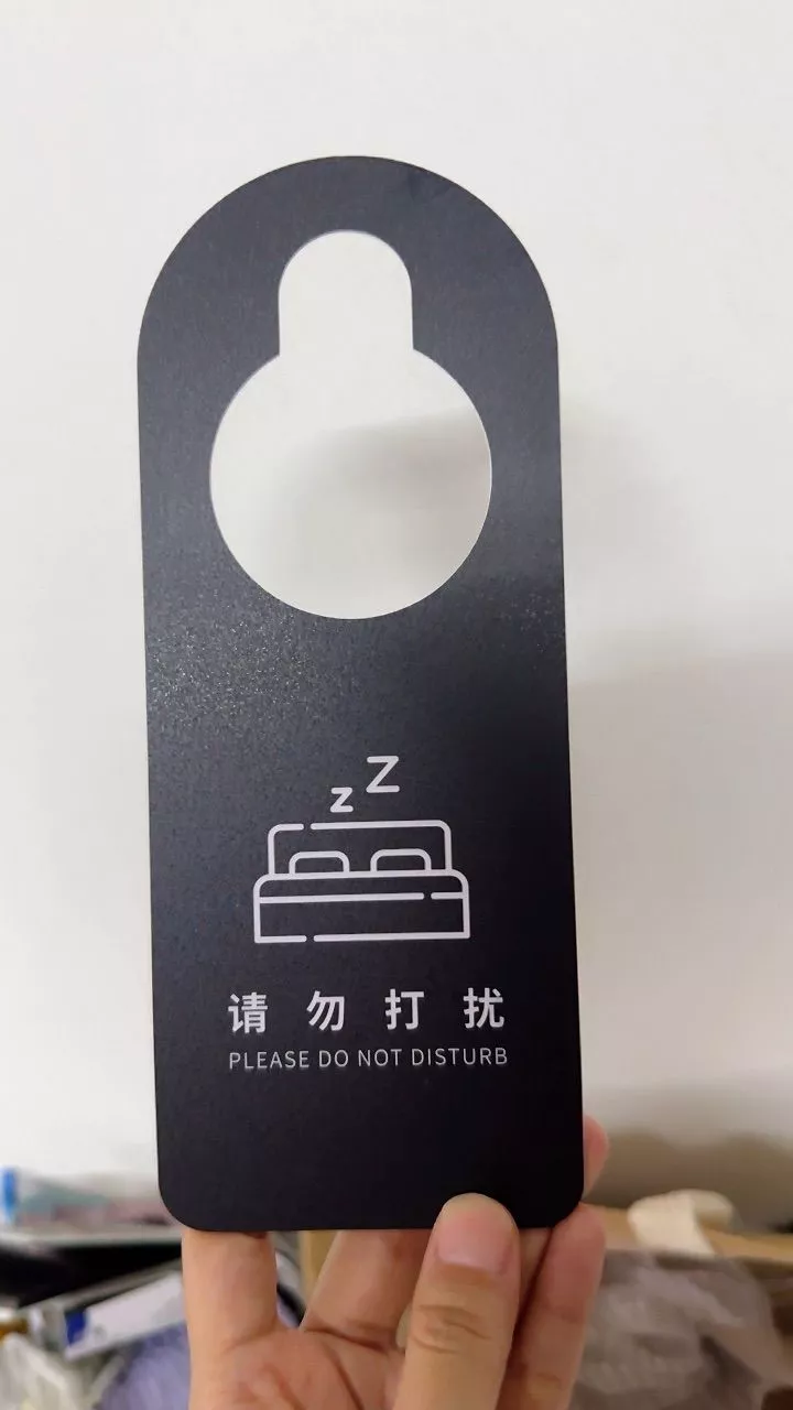 ป้ายห้ามรบกวน ด้านสีดำ PLEASE DO NOT DISTURB ถือในมือ รีวิวจากลูกค้า DC0207