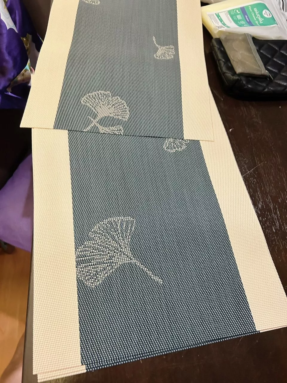 แผ่นรองจานลายดอกไม้ สีน้ำเงินเข้ม ปูบนโต๊ะไม้ รูปจริงจากลูกค้า CK0045