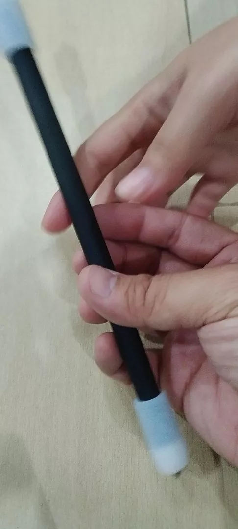 ปากกาควงสีดำ ปลายยางซิลิโคน ถือในมือ รูปจริงจากลูกค้า ST0001