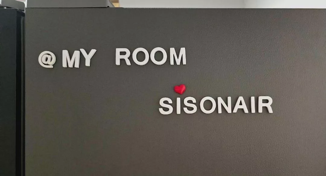 ตัวอักษรสีขาวติดตู้เย็นสีเทา เขียนคำว่า MY ROOM รูปจริงจากลูกค้า CK0001