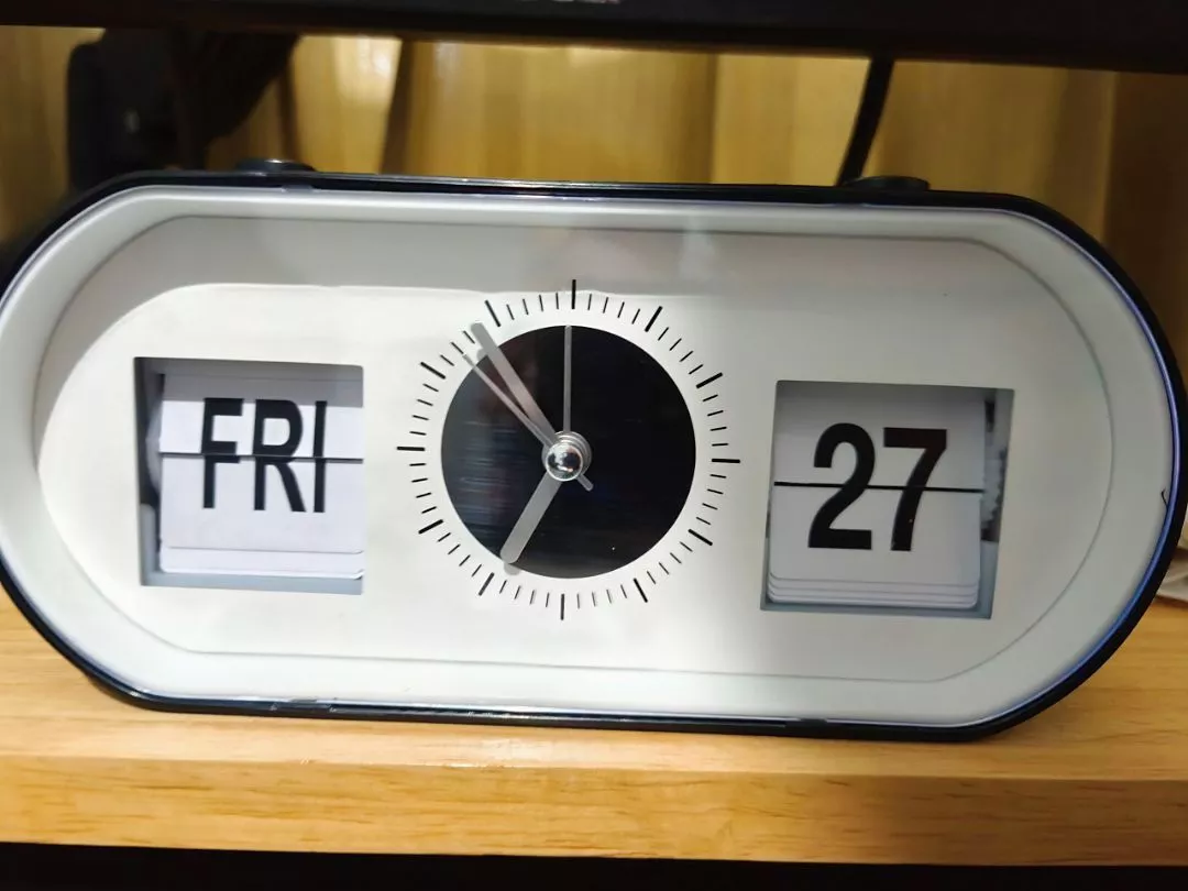 นาฬิกา flip clock หน้าปัดสีขาว แสดง FRI 27 วางบนชั้นไม้ รีวิวจากลูกค้า DC0031