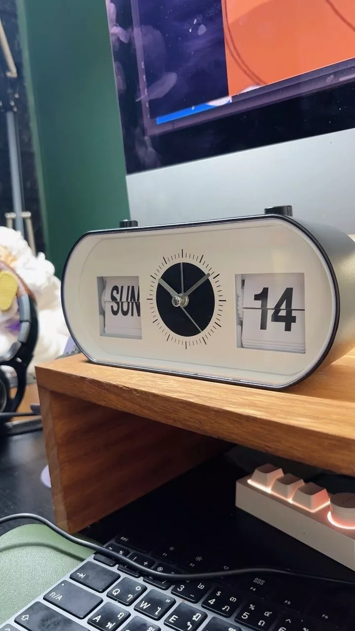 นาฬิกา flip clock แสดง SUN 14 บนโต๊ะทำงาน รีวิวจากลูกค้า DC0031