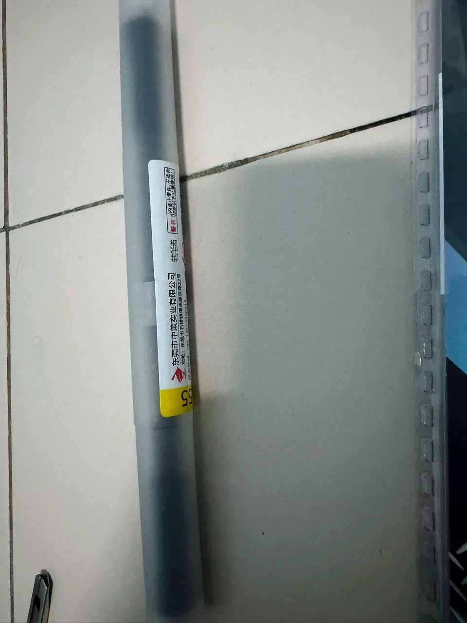 ปากกาควงสีขาวขุ่นในกระบอกพลาสติกใส รูปจริงจากลูกค้า ST0039