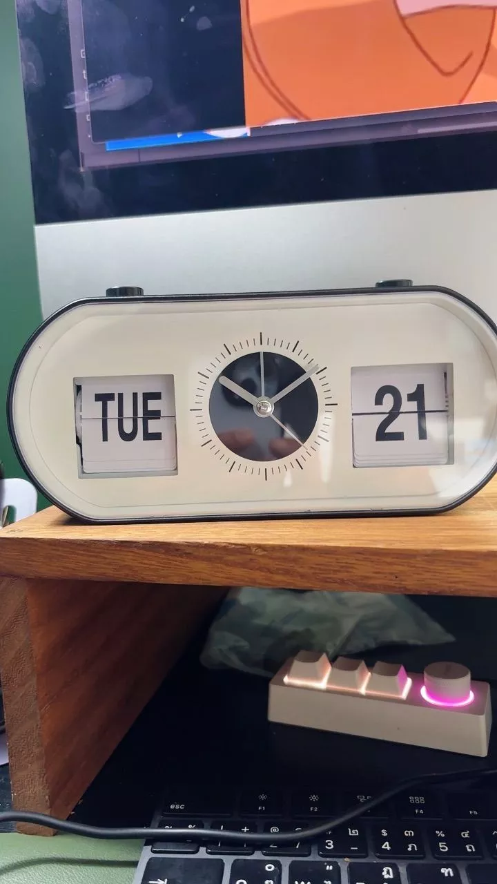 นาฬิกา flip clock วางบนชั้นวางจอคอมพิวเตอร์ แสดง TUE 21 รีวิวจากลูกค้า DC0031