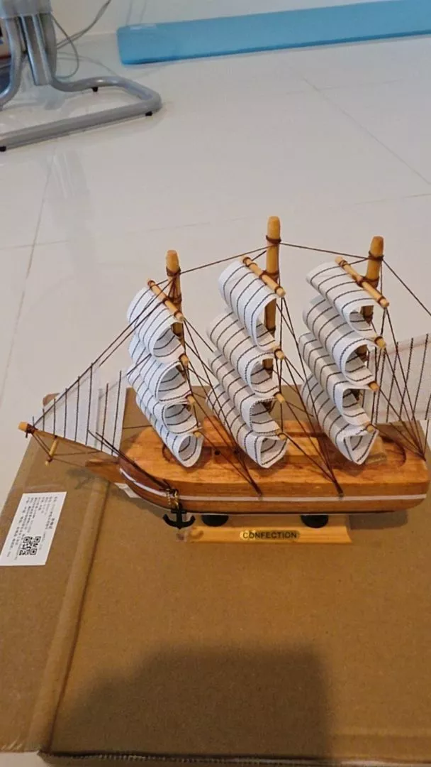 เรือใบไม้จำลอง 3 เสา วางบนกล่องพัสดุ มุมมองด้านข้าง รูปจริงจากลูกค้า DC0232